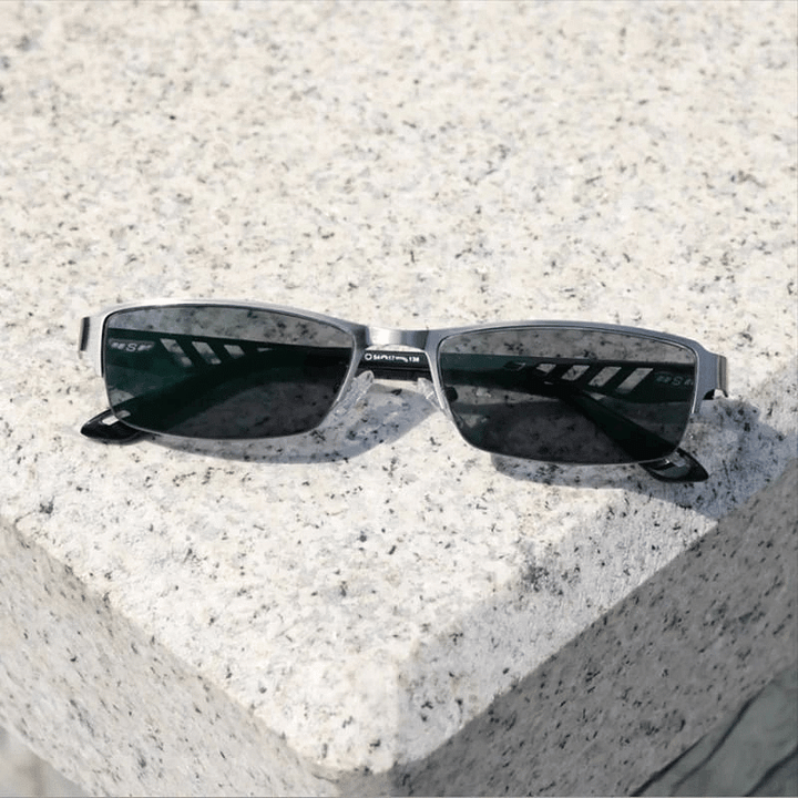 Progressive multifocal photochromic reading glasses